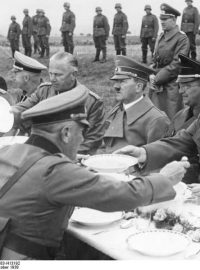 Hitlerova návštěva v Sudetech 3. 10. 1938 – Konrad Henlein vpravo vedle Adolfa Hitlera