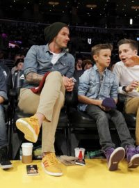 David Beckham se svými dětmi na utkání NBA