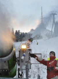 V lyžařském středisku na Ještědu spustili sněžná děla na sjezdovkách