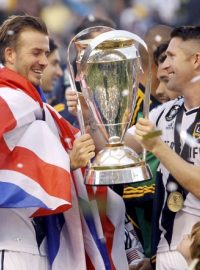 David Beckham (vlevo) a Robbie Keane drží trofej pro vítěze MLS