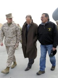 Panetta a velvyslanec USA v Afghánistánu James Cunningham v doprovodu generála Johna Allena