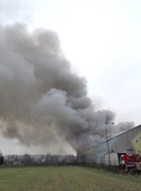 Hasiči se snaží dostat pod kontrolu požár tkalcovny v areálu textilky Mileta v Hořicích na Jičínsku