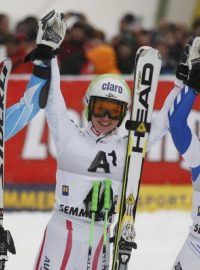 Pódium po závodu v obřím slalomu Světového poháru v Rakousku. (zleva)Tina Mazeová, Anna Fenningerová, Tessa Worleyová