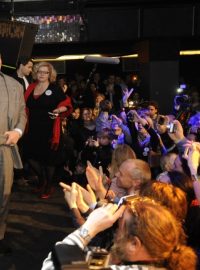 Karel Schwarzenberg se zdraví se svými příznivci v Lucerna Music Baru po uznání porážky ve volbách