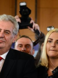 Nově zvolený prezident Miloš Zeman s dcerou Kateřinou ve svém volebním štábu