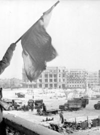 Sovětský voják slavnostně zdvihá vlajku nad Stalingradem