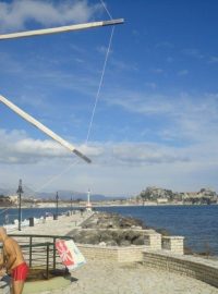 Otužilci na Korfu si užívají života i navzdory krizi