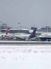 Sníh na britském letišti Heathrow