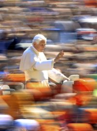 Benedikt XVI. při audienci na Svatopetrském náměstí