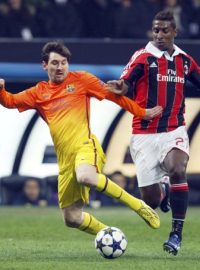 Lionel Messi atakuje hráče AC Milán Kevina Constanta