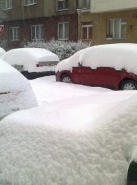 zasněžená auta, parkování, zima, sníh