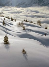 Zasněžené alpské svahy