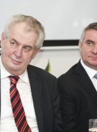 Miloš Zeman (vlevo) v Kunovicích na Uherskohradišťsku na krajské konferenc SPOZ. Vpravo předseda SPOZ Vratislav Mynář
