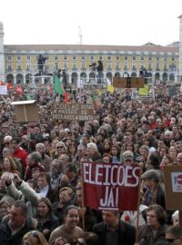 Protesty proti vládním škrtům v Lisabonu v Portugalsku.