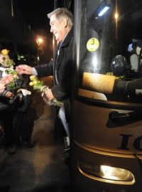 Členové SPOZ se vydali autobusy z Vysočiny na prezidentskou inauguraci v Praze. Všem ženám předali květinu k MDŽ