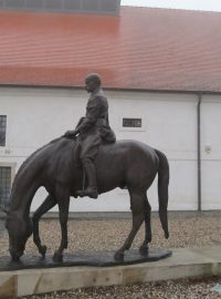Den s TGM - jezdecká socha před muzeem