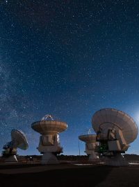 Teleskopy ALMA pod Mléčnou dráhou