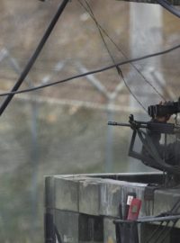 Jihokorejský voják na hlídce v blízkosti demilitarizované zóny mezi oběma Korejemi