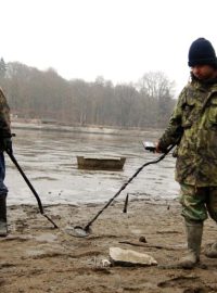 Pyrotechnici našli při vypouštění Konopišťského rybníka munici z 2. světové války