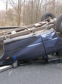 Kuriózní dopravní nehoda na silnici z Karlových Varů do Plzně