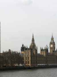 Vlajka nad britským parlamentem je stažena na půl žerdi