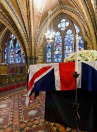 Rakev s ostatky Margaret Thatcherové byla v předvečer pohřbu uložena v kapli Westminsterského paláce