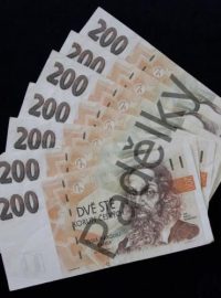 Kriminalisté obvinili dva muže z Opavska – jeden vyráběl padělky 200korunových bankovek, druhý je pak uváděl do oběhu