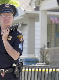 Policejní důstojník stojí před domem v Clevelandu, kde byly unesené ženy objeveny