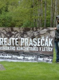 Protest proti existenci vepřína na místě bývalého romského koncentračního tábora v Letech u Písku