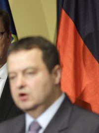 Německý ministr zahraničí Guido Westerwelle (v pozadí) se kvůli přístupovým jednáním Srbska s Evropskou unií setkal v Bělehradě s tamním premiérem Ivicou Dačičem
