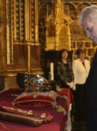 Prezident Miloš Zeman a další držitelé klíčů uložili 20. května české korunovační klenoty do korunní komory na Pražském hradě