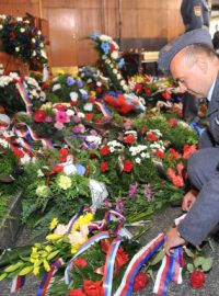 Ve zcela zaplněné smuteční síni ve Slezské Ostravě se 28. května lidé naposledy rozloučili s brigádním generálem ve výslužbě a bývalým stíhacím pilotem britské královské letky (RAF) Zdeňkem Škarvadou, který zemřel 11. května ve věku 95 let