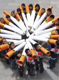 Nejvíc se kouří v Číně, cigaretu si tam pravidelně zapalují stovky milionů lidí.