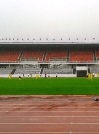 Přípravné utkání fotbalové reprezentace na Strahově bylo kličkovanou mezi kalužemi .jpg