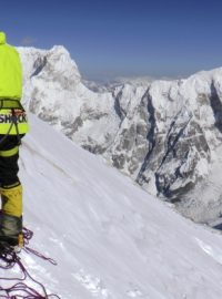 Archivní snímek Marka Holečka a Zdeňka Hrubého při výstupu novou cestou na horu Talung (7349 m) v Nepálu. Horolezci o svém výkonu informovali 31. května v Praze.