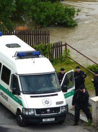 Policisté hlídkují uzavřenou část Zbraslavi