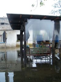 Čára na sloupu u domu na kraji obce ukazuje, kde byla voda při povodních v roce 2002