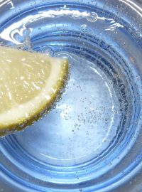 Voda s citronem (ilustrační foto)