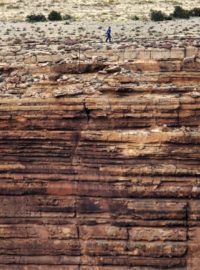 Kaskadér Nik Wallenda kráčí po 426 metrů dlouhém laně přes arizonskou propast