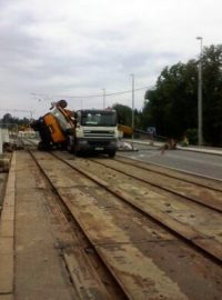 V pražských Dejvicích spadl autojeřáb s panelem na jiné nákladní auto