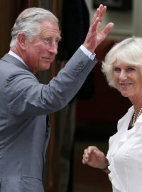 Navštívit vnuka do porodnice St. Mary&#039;s přijel dědeček princ Charles a jeho žena Camilla, vévodkyně z Cornwallu