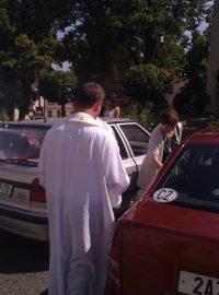 Hořovický farář požehnal po nedělní mši dvacítce aut a jedné motorce