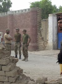 Policisté a vojáci před budovou vězení ve městě Déra Ismáíl Chán v severozápadním Pákistánu, odkud uteklo po útoku Talibanu přes 250 vězňů