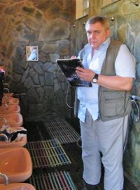 Hygienik Jan Bechyně při kontrole sprch na táboře Tomášov