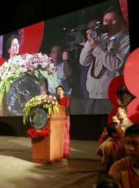 Slavná barmská prodemokratická vůdkyně Su Ťij mluví k příležitosti oslav povstání, které se proslavilo jako &#039;8888&#039;.