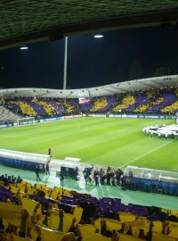 Žluto-fialová záplava fanoušků Maribor a mezi nimi hlouček plzeňských