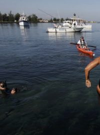 Diana Nyad se vrhá do vody na pobřeží Kuby