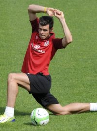 Do tréninku waleských fotbalistů v Makedonii se Gareth Bale zapojil, do zápasu už nikoliv