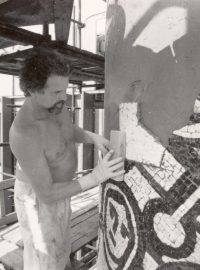 Práce na mozaice Miroslava Houry v Ústí nad Labem