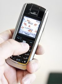 Mobilní telefon (ilustrační foto)
